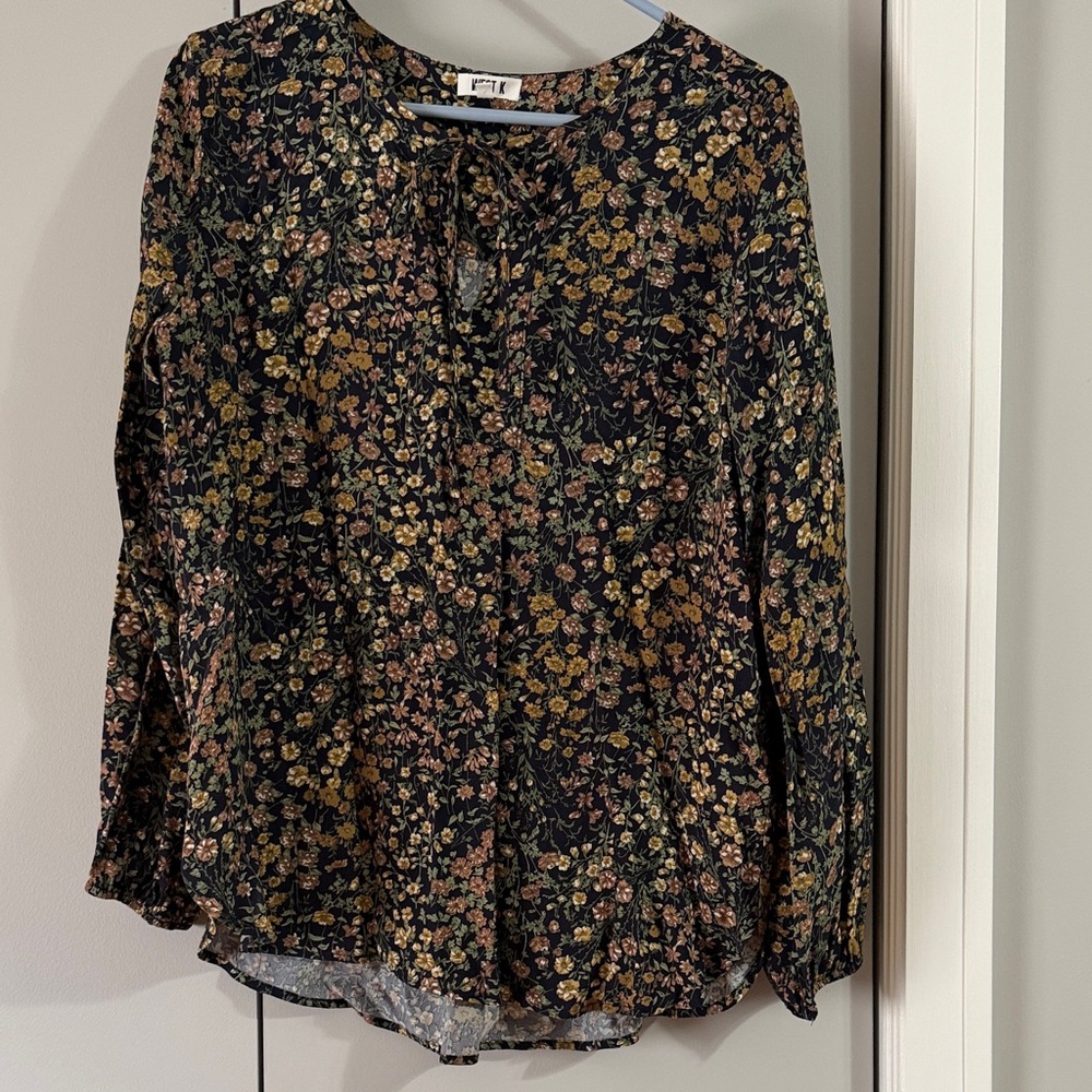 Chic Floral Blouse in Black and Gold